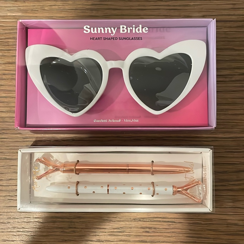 NWOT Bride pen & sunnies
